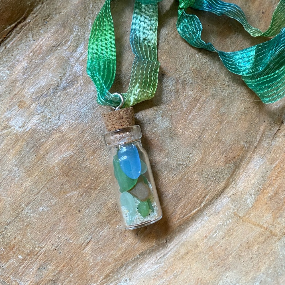 NWOT Artisan Handcrafted Green and Blue Sea Glass Pendant Jewelry - Picture 6 of 10
